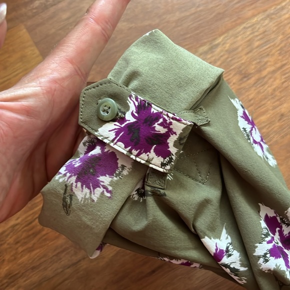 BNWOT Duluth trading company, green floral top - Picture 14 of 16